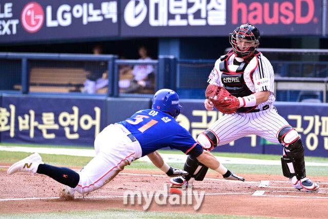 2025년 8월 9일 오후 서울 잠실구장에서 열린 '2025 신한 SOL뱅크 KBO 리그' 한화 이글스와 LG 트윈스의 경기한화 3루 주자 손아섭이 1회초 1사 1.3루서 노시환의 3루수 앞 땅볼 때 홈에서 아웃되고 있다./마이데일리