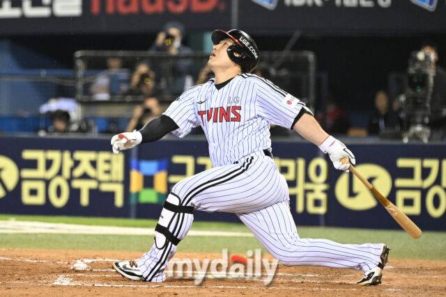 14일 서울 잠실야구장에서 열린 '2025 신한 SOL BANK KBO리그' 키움 히어로즈와 LG 트윈스 경기.LG 박동원이 6회말 무사 2루 대타로 나와 친 뜬공이 키움 오선진 실책에 출루했다. 뜬공을 바라보는 박동원./마이데일리