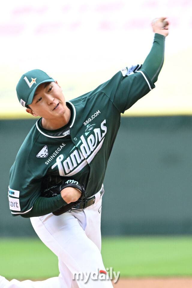 24일 인천 SSG랜더스필드에서 열린 '2025 신한 SOL BANK KBO리그' LG 트윈스와 SSG랜더스 경기. SSG 선발 김건우가 힘차게 투구하고 있다./마이데일리