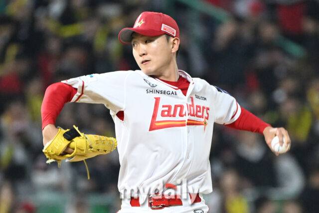 11일 인천 SSG랜더스필드에서 열린 '2025 신한 SOL BANK KBO리그' KIA 타이거즈와 SSG랜더스 더블헤더 2차전 경기. SSG 김건우가 9회초 교체되 마운드에 올라 힘차게 투구하고 있다./마이데일리