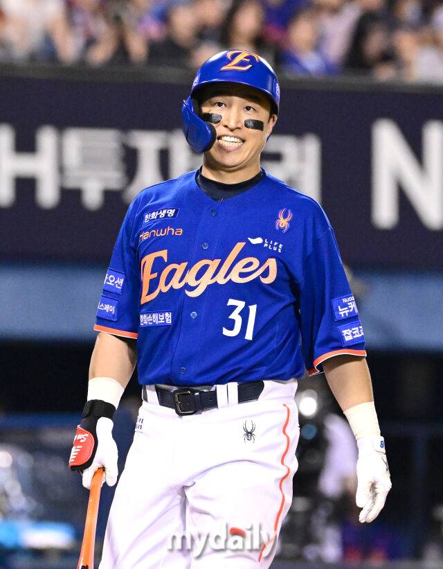 2025년 8월 8일 오후 서울 잠실구장에서 열린 '2025 신한 SOL뱅크 KBO 리그' 한화 이글스와 LG 트윈스의 경기한화 손아섭이 7회초 2사 후 미소 짓고 있다./마이데일리