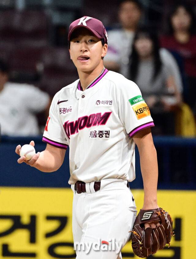 2025년 6월 18일 오후 서울 고척스카이돔에서 열린 '2025 신한 SOL뱅크 KBO 리그' SSG 랜더스와 키움 히어로즈의 경기.키움 주승우가 8회초 무사 1.3루 SSG 고명준 타석 때 포일로 실점한 뒤 아쉬워하고 있다./마이데일리