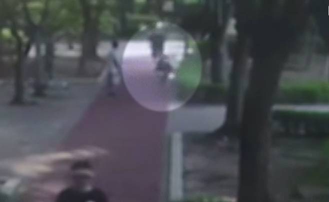 서울의 한 아파트에서 산책을 하던 여성이 어디선가 날아온 유리병에 머리를 맞고 쓰러지는 일이 발생했다. [MBC 뉴스]