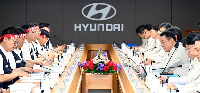 현대자동차 노사 관계자들이 18일 현대차 울산공장 본관에서 ‘2025년 임금 및 단체협상 교섭 상견례’를 하고 있다. [현대차 제공]
