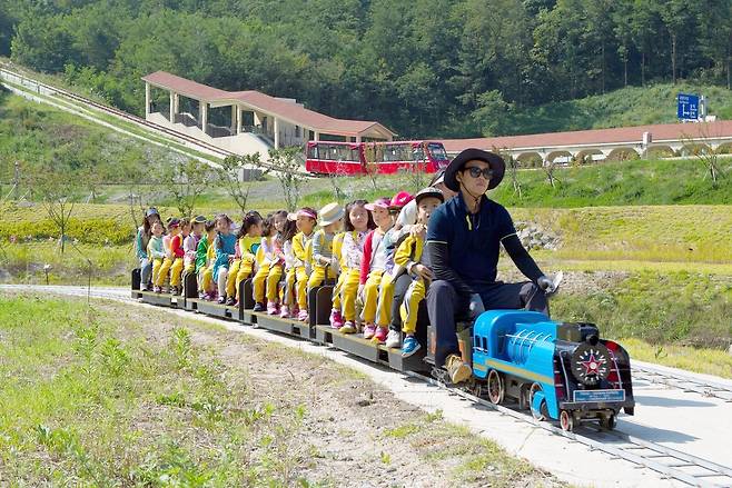 거인들의 기차여행. 미니트레인