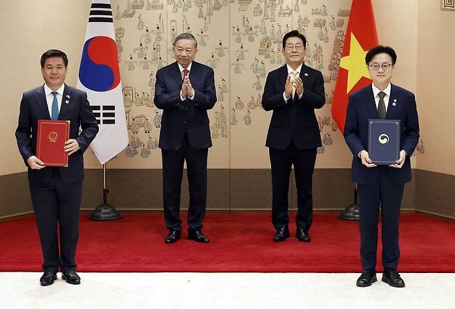김정관 산업통상자원부 장관과 응우옌 홍 지엔 베트남 산업무역부 장관이 11일 서울 용산 대통령실 청사에서 이재명 대통령과 또 럼 베트남 당 서기장이 임석한 가운데 열린 양해각서(MOU) 서명식에서 재생에너지 협력 MOU에 서명 뒤 기념촬영을 하고 있다. [연합]