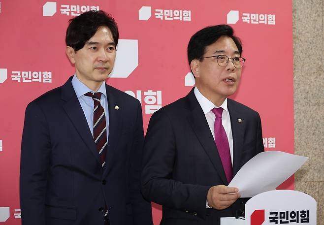 송언석(오른쪽) 국민의힘 비상대책위원장 겸 원내대표가 11일 서울 여의도 국회에서 조국혁신당 조국 전 대표 등에 대한 광복절 특별사면 발표와 관련해 취재진 앞에서 발언하고 있다. [연합]
