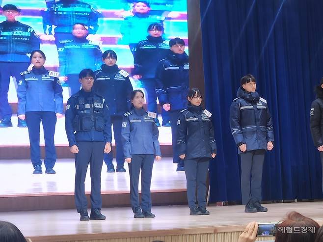 11일 서울 서대문구 경찰청에서 진행된 창경 80주년 경찰 복제개선 시민 품평회에서 공개된 경찰의 새 근무복 B안. 이영기 기자.