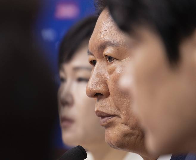 정청래 더불어민주당 대표가 11일 국회에서 열린 최고위원회의에서 발언하고 있다. [연합]