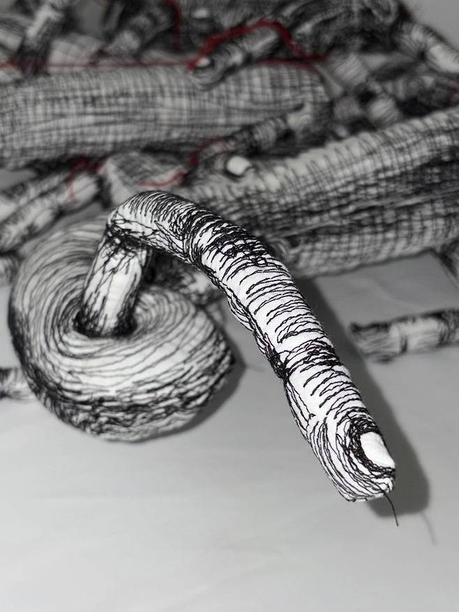 [대구=뉴시스] 김빛옥민 작가 '나뭇가지처럼 뻗고 휘어' (사진=대구 아양아트센터 제공) 2025.08.11. photo@newsis.com *재판매 및 DB 금지