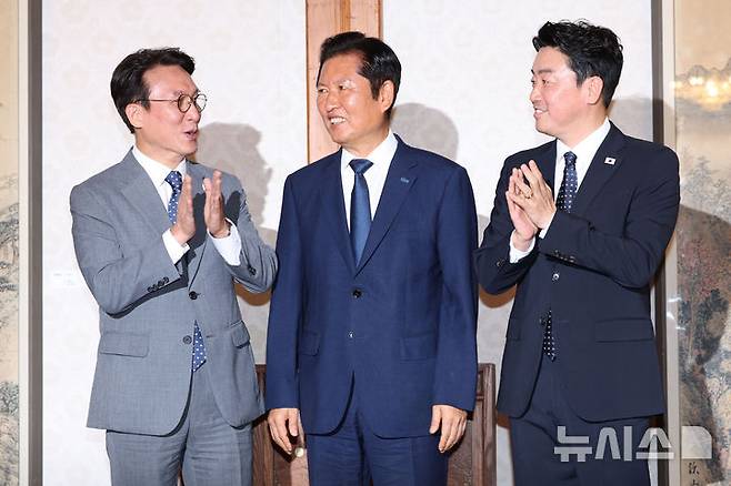[서울=뉴시스] 김명원 기자 = 김민석(왼쪽) 국무총리와 정청래(가운데) 더불어민주당 대표,  강훈식 대통령실 비서실장이 10일 서울 종로구 삼청동 총리공관에서 열린 제2차 고위당정협의회에 앞서 기념촬영을 하고 있다. (공동취재) 2025.08.10. photo@newsis.com
