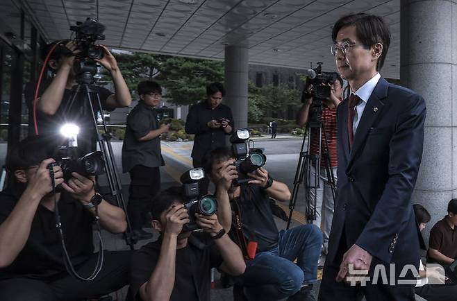 [서울=뉴시스] 정병혁 기자 = 조경태 국민의힘 의원이 11일 서울 서초구 서울고등검찰청에 마련된 내란특검 사무실로 참고인조사를 받기 위해 출석하고 있다. 2025.08.11. jhope@newsis.com