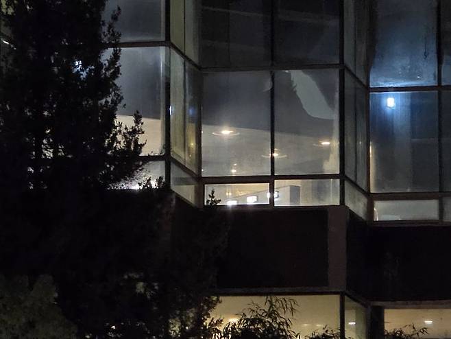 [뉴시스] 경북의 한 호텔 외부 잔디광장에서 바라본 내부 여성 사우나. (사진=온라인 커뮤니티 갈무리) *재판매 및 DB 금지