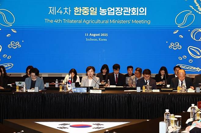 [영종도=뉴시스] 농림축산식품부는 송미령 장관이 11일 인천 파라다이스 호텔에서 고이즈미 신지로 일본 농림수산성 대신, 한쥔 중국 농업농촌부 부장과 함께 '제4차 한일중 농업장관회의'를 개최하고 공동선언문을 채택했다고 밝혔다. (사진=농식품부 제공) 2025.08.11. photo@newsis.com *재판매 및 DB 금지