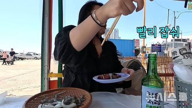 [속초=뉴시스] 최근 한 유튜버가 속초 오징어난전 식당에서 '빨리 먹고 가라' 듯한 불친절 논란 영상을 올린 가운데 속초시가 즉각 반응에 나섰다.(사진=유튜브 채널 '김술포차' 갈무리)photo@newsis.com *재판매 및 DB 금지