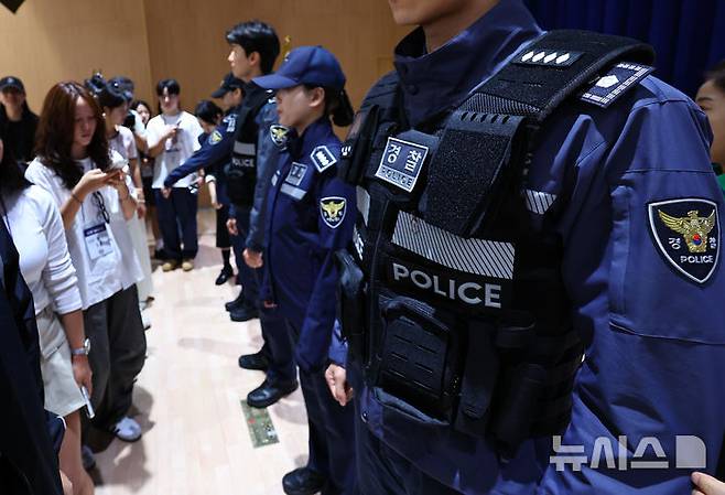 [서울=뉴시스] 최진석 기자 = 11일 서울 서대문구 경찰청 참수리홀에서 열린 시민과 함께하는 경찰복제개선 현장 시제품 시민 품평회에 앞서 시민평가단이 경찰복제 현장 시제품을 살펴보고 있다. 2025.08.11. myjs@newsis.com