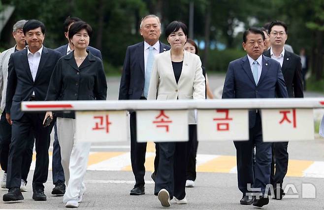 [의왕=뉴시스] 김선웅 기자 = 전현희 총괄위원장 등 더불어민주당 3대특검 종합대응 특별위원회 위원들이 11일 경기 의왕시 서울구치소 앞에서 방문을 앞두고 입장을 말하기 위해 이동하고 있다. 위원회는 이날 서울구치소를 방문해 특검의 윤석열 전 대통령 체포영장 집행 실패 당시 상황과 관련해 CCTV 및 바디캠 영상 열람 가능 여부를 확인하고 구치소장, 교정공무원 등과 면담할 예정이다. 2025.08.11. mangusta@newsis.com