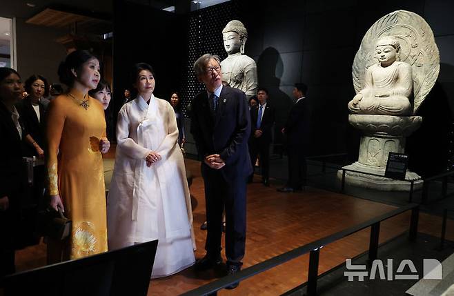 [서울=뉴시스] 고범준 기자 = 김혜경 여사와 또 럼 베트남 당 서기장의 배우자 응오 프엉 리 여사가 11일 서울 용산 국립중앙박물관을 방문해 전시품을 관람하고 있다. (대통령실통신사진기자단) 2025.08.11. bjko@newsis.com