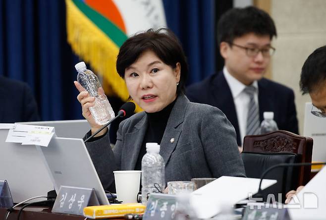 [제주=뉴시스] 우장호 기자 = 조은희 국민의힘 간사가 지난해 10월23일 오전 제주도청 탐라홀에서 열린 국회 행정안전위원회의 제주도 국정감사에서 질의하고 있다. 2024.10.23. woo1223@newsis.com