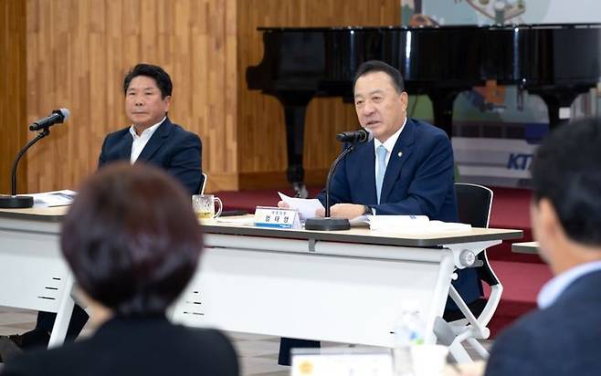 인사말하는 엄태영 국회의원, 왼쪽은 김창규 제천시장.(사진=제천시 제공) *재판매 및 DB 금지