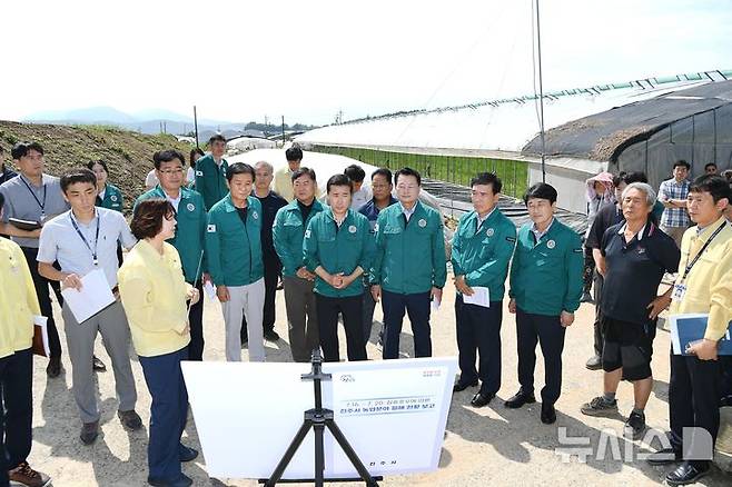 [진주=뉴시스]경남도의회 농해양수위원회 백수명 위원장과 위원들이 11일 지난 7월 중순 집중호우로 침수 피해가 발생한 진주시 집현면 고추 재배 비닐하우스를 찾아 복구 현황 설명들 듣고 있다.(사진=경남도의회 제공) 2025.08.11. photo@newsis.com