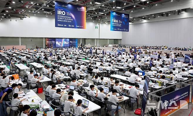 [대구=뉴시스] 이무열 기자 = 11일 대구 북구 엑스코에서 열린 ‘제30회 FIRA 로보월드컵 앤 써밋 2025 한국’과 ‘2025 국제로봇올림피아드 한국대회 본선’에 출전한 참가자들이 경기에 앞서 로봇을 점검하고 있다. 2025.08.11. lmy@newsis.com