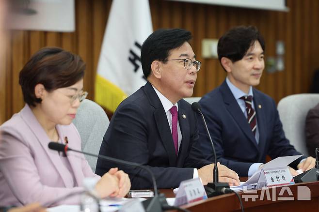 [서울=뉴시스] 김명년 기자 = 송언석 국민의힘 비상대책위원장 겸 원내대표가 11일 오후 서울 여의도 국회에서 열린 '한미 관세 협상 의미와 평가 긴급 세미나'에서 발언하고 있다. 2025.08.11. kmn@newsis.com