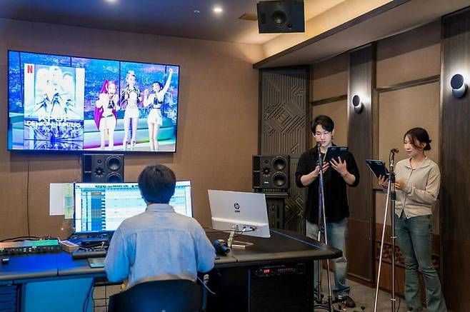 [서울=뉴시스] 넷플릭스가 11일 진행한 '넷플릭스 해외 콘텐츠 한국어 더빙 이야기'에서 케이팝 데몬 헌터스 더빙에 참여한 민승우(진우 역)·신나리(루미 역) 성우가 시연하고 있다. (사진=넷플릭스 제공) 2025.08.11. photo@newsis.com *재판매 및 DB 금지