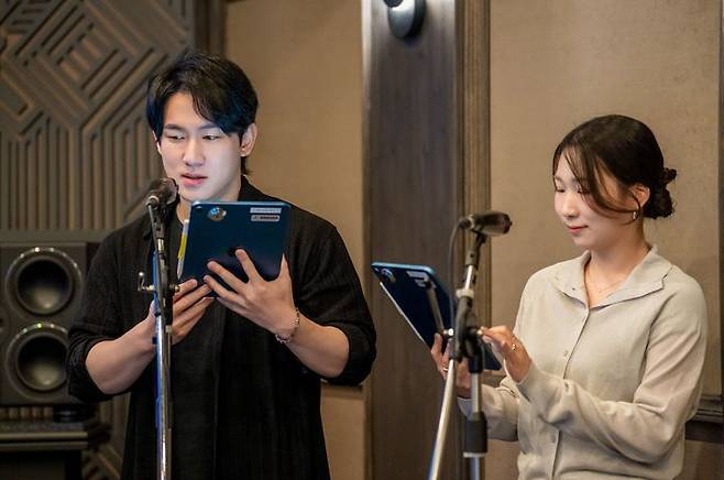 [서울=뉴시스] 넷플릭스가 11일 진행한 '넷플릭스 해외 콘텐츠 한국어 더빙 이야기'에서 케이팝 데몬 헌터스 더빙에 참여한 민승우(진우 역)·신나리(루미 역) 성우가 시연하고 있다. (사진=넷플릭스 제공) 2025.08.11. photo@newsis.com *재판매 및 DB 금지