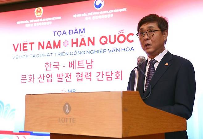 [서울=뉴시스] 최휘영 문화체육관광부 장관이 11일 서울 중구 롯데호텔에서 열린 한-베트남 문화 산업 발전 협력 간담회에서 축사를 하고 있다. (사진=문화체육관광부 제공) 2025.08.11. photo@newsis.com *재판매 및 DB 금지
