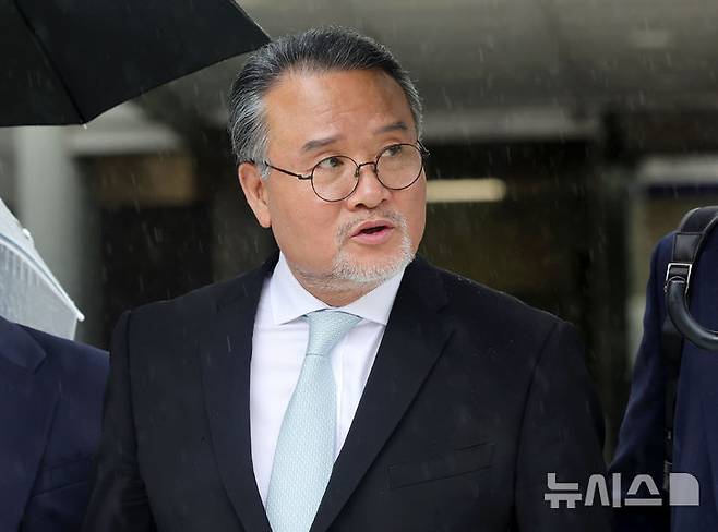 [서울=뉴시스] 홍효식 기자 = 김건희 여사를 둘러싼 각종 의혹을 수사하는 특검이 처음으로 기소한 삼부토건 전현직 임원 사건이 김용현 전 국방부 장관에 대한 내란 특검의 추가기소 사건을 심리하는 재판부에 배당됐다. 이 재판부는 김건희 특검과 내란 특검 양 특검의 1호 기소 사건을 담당하게 됐다. 사진은 이일준 삼부토건 회장. 2025.07.17. yesphoto@newsis.com