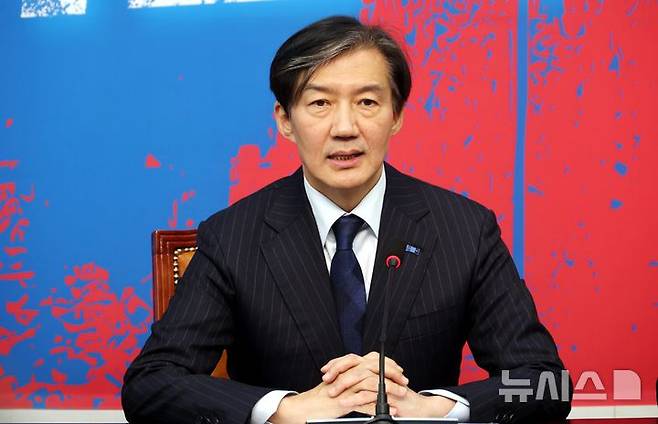 [서울=뉴시스] 조성봉 기자 = 대법서 징역 2년 확정으로 의원직을 상실한 조국 조국혁신당 대표가 12일 오후 서울 여의도 국회에서 열린 기자간담회에서 취재진의 질문에 답변하고 있다. 2024.12.12. suncho21@newsis.com