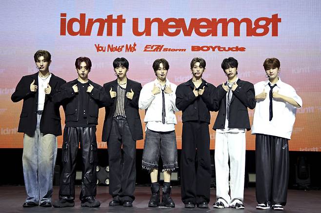 [서울=뉴시스] 그룹 '아이덴티티'(idntt)의 첫 유닛 '유네버맷'(unevermet)이 11일 오후 서울 용산구 블루스퀘어에서 데뷔 앨범 '유네버멧' 발매 기념 쇼케이스를 개최했다. (사진=모드하우스 제공) 2025.08.11. photo@newsis.com *재판매 및 DB 금지
