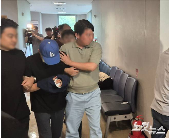 지난 6월 대구에서 헤어진 연인을 살해하고 도주했다가 나흘 만에 붙잡힌 윤정우가 대구지방법원 서부지원에서 열린 구속 전 피의자 심문을 받았다. 정진원 기자