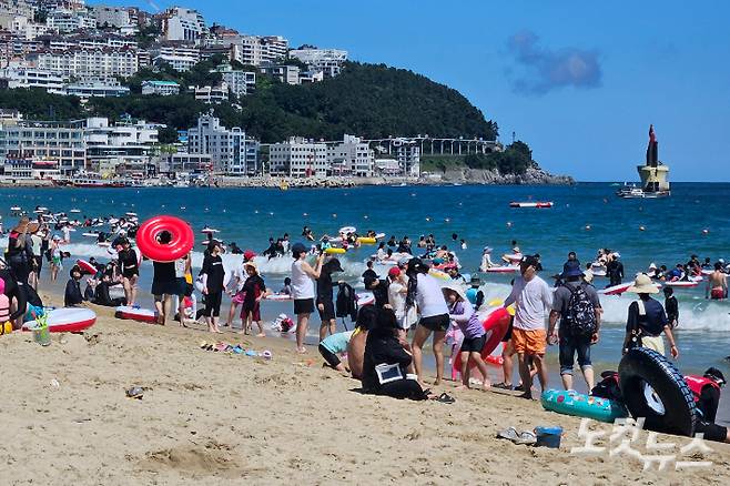 부산 해운대해수욕장에서 물놀이를 즐기는 시민들. 김혜민 기자