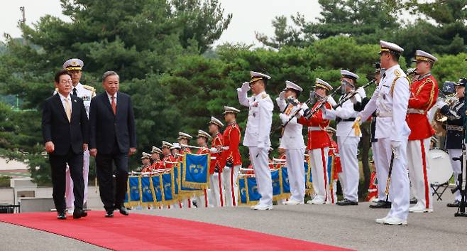 이재명 대통령이 11일 서울 용산 대통령실 청사에서 열린 또 럼 베트남 당 서기장 국빈 방한 공식 환영식에서 또 럼 서기장과 함께 의장대를 사열하고 있다. 연합뉴스