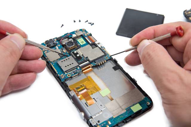 대한상공회의소는 국민이 일상에서 체감하는 불합리한 규제 24건을 발굴해 정부에 전달했다고 10일 밝혔다. 건의서에는 휴대전화 수리 보증 기간을 2년으로 제한하는 규제를 완화해야 한다는 내용이 포함됐다. 사진은 기사의 특정 사실과 관련 없음. 이미지투데이