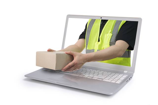 대한상공회의소는 국민이 일상에서 체감하는 불합리한 규제 24건을 발굴해 정부에 전달했다고 10일 밝혔다. 현행 유통산업발전법은 대형마트에 대해 매월 2회 의무휴업과 자정부터 오전 10시까지의 영업시간 제한을 두고 있고, 이 시간 동안 온라인 주문 및 배송이 금지된다. 이에 상의는 대형마트의 온라인 영업시간 제한을 시대에 맞게 전면적으로 재검토할 것을 요청했다. 사진은 기사의 특정 사실과 관련 없음. 이미지투데이