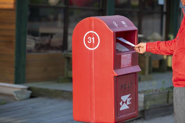 대한상공회의소는 국민이 일상에서 체감하는 불합리한 규제 24건을 발굴해 정부에 전달했다고 10일 밝혔다. 카드 명세서나 휴대전화 요금, 각종 공과금 고지서까지 모바일로 받는 것이 일상이 된 요즘, 주주총회 소집은 서면 통지를 원칙으로 하는 상법에 대한 개정 필요성이 제기됐다. 사진은 기사의 특정 사실과 관련 없음. 이미지투데이