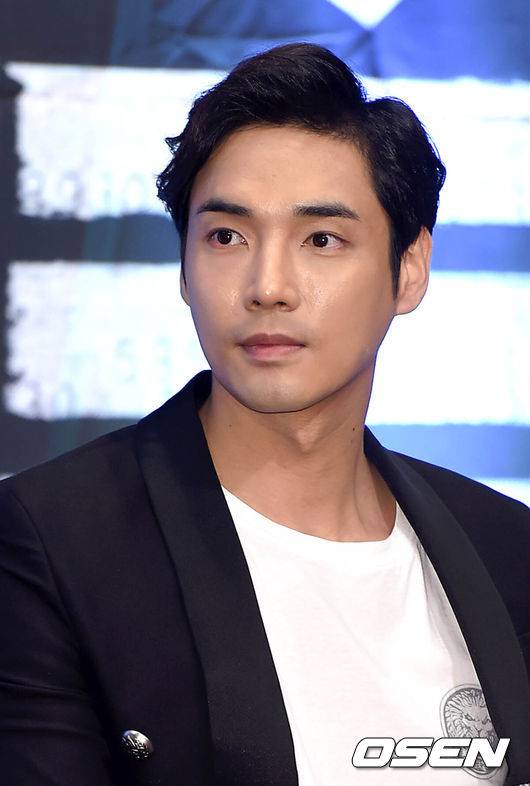 [OSEN=이대선 기자] 영화 '설계'(감독 박창진) 제작보고회가 12일 오전 서울 청담동 호텔프리마 그랜드볼룸에서 열렸다.배우 강지섭이 취재진의 질문을 듣고 있다.'설계'는 사채업계의 거물 삼인방을 소재로 그려낸 서스펜스 누와르. 실존하는 사채업계의 거물들을 소재로 사회악처럼 뿌리내린 정·재계의 지하 세계를 냉혹하게 그려낸다. 9월 18일 개봉 예정. /sunday@osen.co.kr