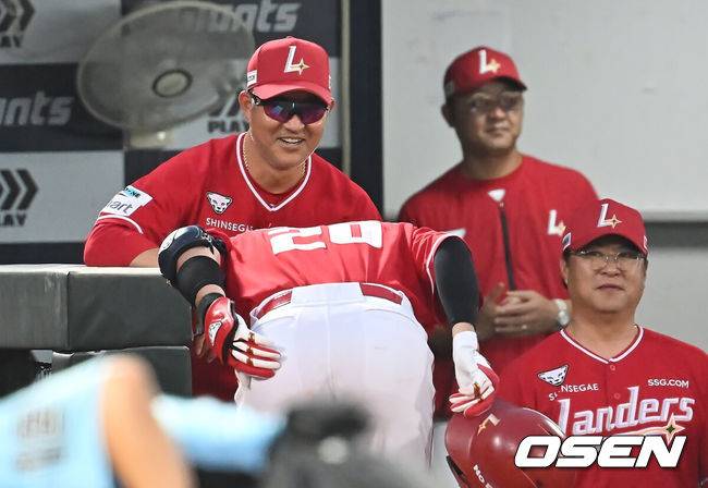 [OSEN=부산, 이석우 기자] 10일 부산 사직야구장에서 2025 신한 SOL 뱅크 KBO 리그 롯데 자이언츠와 SSG 랜더스의 경기가 열렸다. 홈팀 롯데는 박세웅이, 방문팀 SSG는 김건우가 선발 출전했다.SSG 랜더스 조형우가 4회초 2사 1,3루 좌월 3점 홈런을 치고 이숭용 감독에게 폴더인사를 하고 있다. 2025.08.10 / foto0307@osen.co.kr