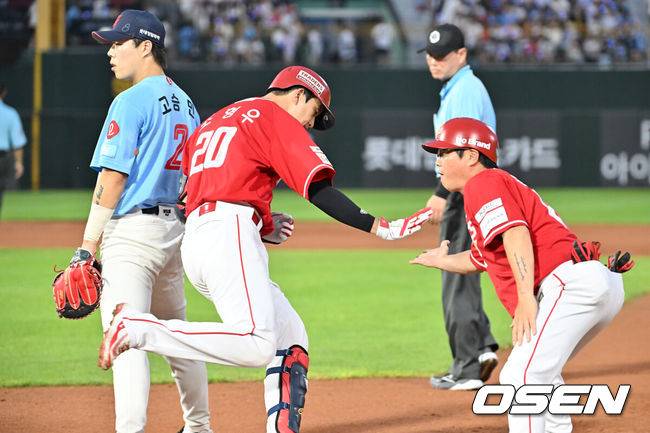 [OSEN=부산, 이석우 기자] 10일 부산 사직야구장에서 2025 신한 SOL 뱅크 KBO 리그 롯데 자이언츠와 SSG 랜더스의 경기가 열렸다. 홈팀 롯데는 박세웅이, 방문팀 SSG는 김건우가 선발 출전했다.SSG 랜더스 조형우가 4회초 2사 1,3루 좌월 3점 홈런을 치고 하이파이브를 하고 있다. 2025.08.10 / foto0307@osen.co.kr