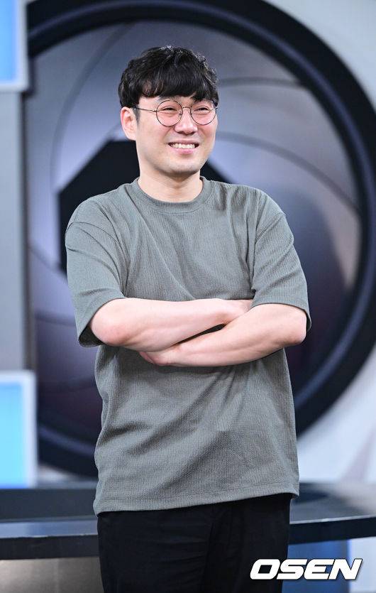 [OSEN=최규한 기자] 11일 오후 경기도 고양시 MBC 드림센터 녹화 스튜디오에서 MBC에브리원 ‘히든아이’ 1주년 기자간담회가 열렸다.‘히든아이’는 CCTV, 바디캠, 블랙박스 등 다양한 영상을 통해 사건, 사고를 분석하는 범죄 분석 코멘터리 쇼이다.황성규 PD가 포토타임을 하고 있다. 2025.08.11 / dreamer@osen.co.kr