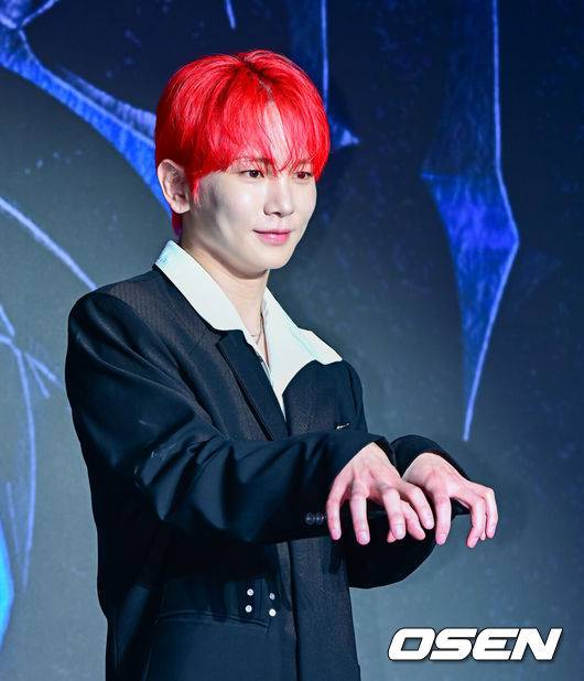 [OSEN=지형준 기자] 11일 서울 광진구 자양동 풀만 앰배서더 서울 이스트폴 브로드웨이에서 샤이니 키 정규 3집 'HUNTER' 발매 기념 기자간담회가 열렸다.‘HUNTER’는&nbsp;2022년&nbsp;8월 정규&nbsp;2집&nbsp;‘Gasoline’(가솔린)&nbsp;이후&nbsp;3년 만에 발표되는 키의 새 정규 앨범이자&nbsp;‘나’와&nbsp;‘자아’에 대한 다양한 이야기를 전반에 녹여낸 앨범으로,&nbsp;타이틀 곡&nbsp;‘HUNTER’를 포함한 다채로운 장르의 총&nbsp;10곡으로 구성됐다.샤이니 키가 포토타임을 하고 있다. 2025.08.11 / jpnews@osen.co.kr