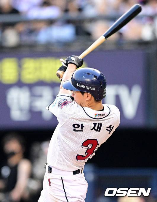 [OSEN=잠실, 조은정 기자]&nbsp;9일 오후 서울 송파구 잠실야구장에서 '2022 신한은행 SOL KBO 리그'&nbsp;두산 베어스와 LG 트윈스의 경기가 열렸다.4회말 1사 1루 두산 안재석이 우익선상 안타를 날리고 있다. 2022.07.09 /cej@osen.co.kr