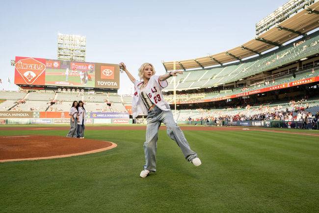 시구는&nbsp;K팝 걸그룹 아이들이 경기 시구를 맡았으며,&nbsp;독보적인 카리스마와 인기로 미국 야구 팬들 사이에서도 큰 주목을 받았으며,&nbsp;향후 아이들과 다양한&nbsp;MLB&nbsp;와 협업 콘텐츠가 예정되어 있다. / 스포츠인텔리전스그룹