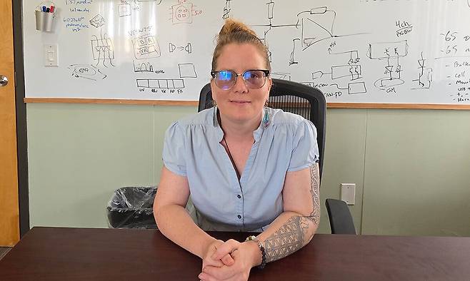 미국 미시간주 디트로이트 인근 파밍턴힐스에 소재&nbsp;자동차 부품·시제품&nbsp;생산&nbsp;업체 블리츠프로토의 캐린 해리스 최고경영자(CEO)가&nbsp;8일(현지시간) 파밍턴힐스 본사에서 세계일보와 인터뷰하고 있다.