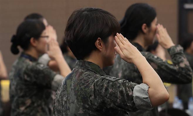 서울 용산구 국방컨벤션에서 열린 68주년 여군 창설 기념 '국방여성 리더십 발전 워크숍' 참석자들이 국기에 대한 경례를 하고 있다. 연합뉴스.
