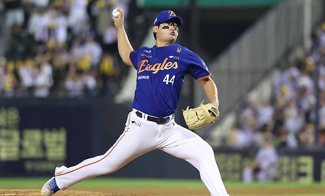 지난 10일 오후 서울 송파구 잠실야구장에서 열린 2025 KBO리그 한화 이글스와 LG 트윈스의 경기, 한화 마무리 투수 김서현이 9회 LG 공격 때 마운드에 올라 역투하고 있다. 뉴시스