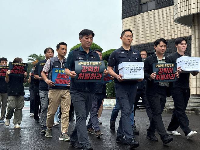 제주교사노동조합과 초등교사노동조합, 교사노동조합연맹&nbsp;등 11개 노조 단체가&nbsp;11일 제주동부경찰서에&nbsp;무고성 고소와&nbsp;살해 협박 사건 가해자 구속기소와&nbsp;엄벌 탄원을 요구하는 탄원서를 전달하고&nbsp;있다. 제주교사노조 제공